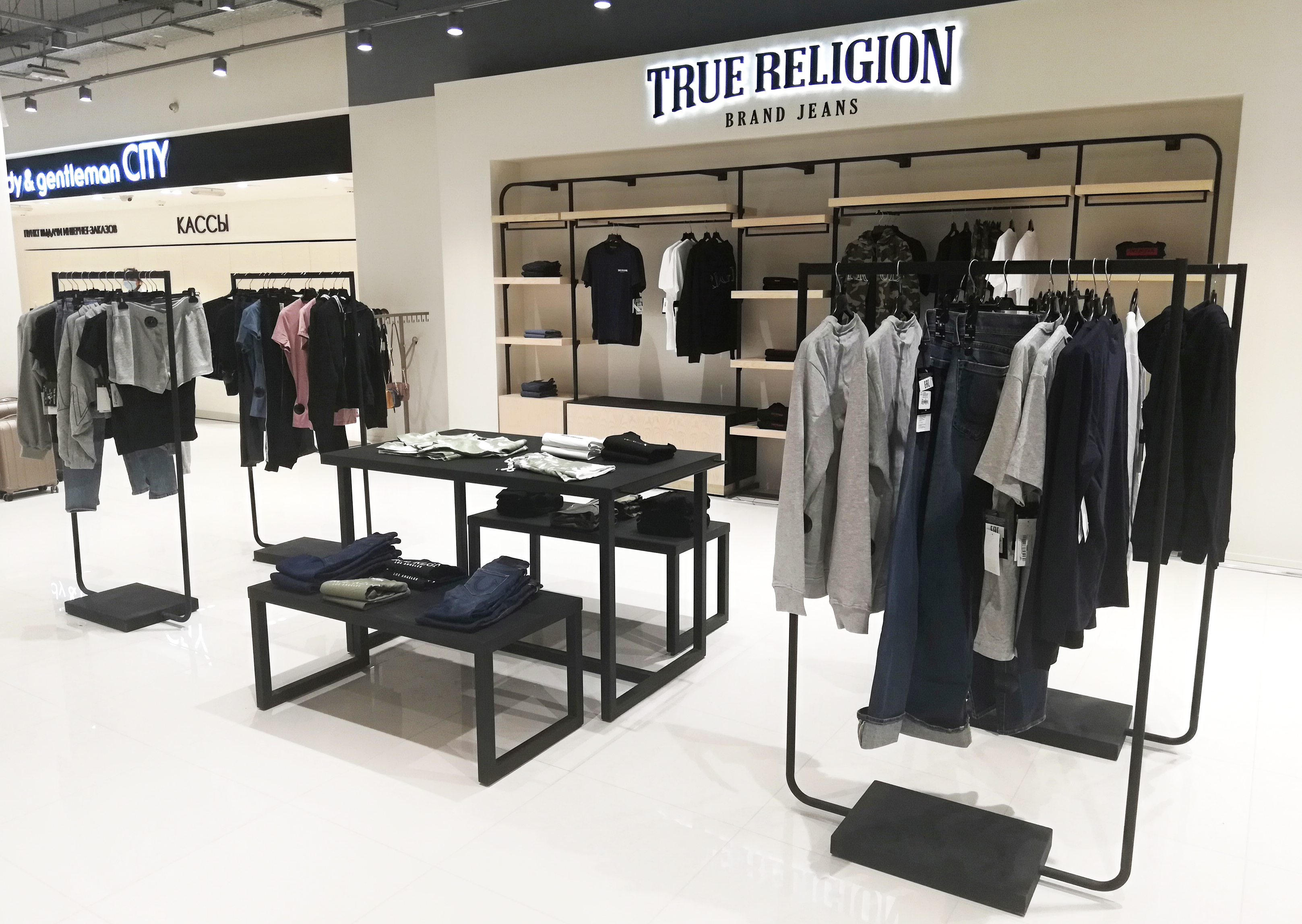 Корнер TRUE RELIGION в магазине Lady & Gentleman CITY Корнер TRUE RELIGION в магазине Lady & Gentleman CITY