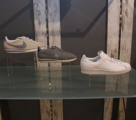 Подставки из акрила под товар 